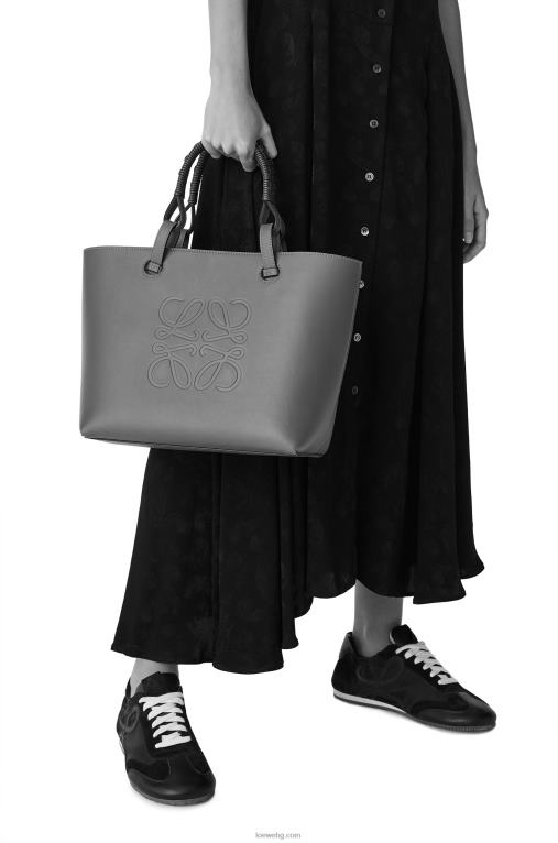 Loewe малка чанта тип анаграм от класическа телешка кожа F84B8124 Жени тен
