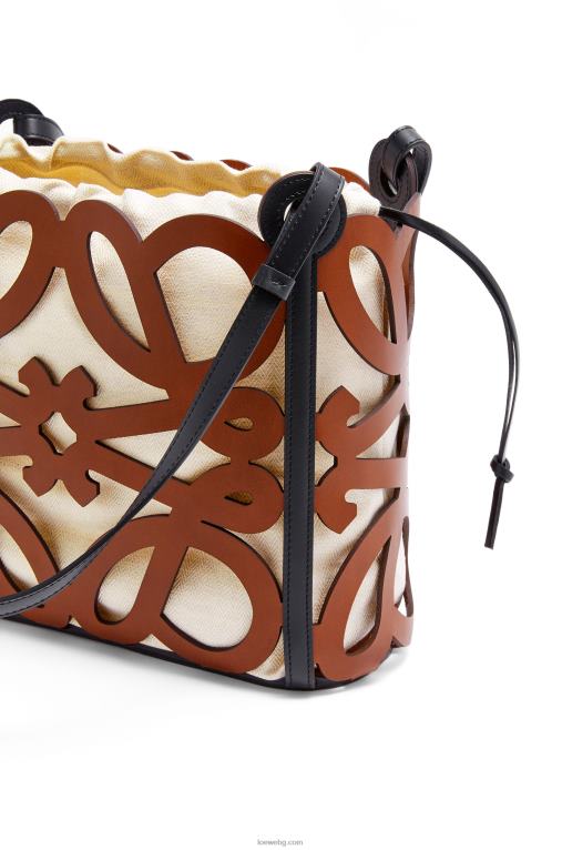 Loewe малка чантичка с анаграми от телешка кожа F84B8125 Жени тен