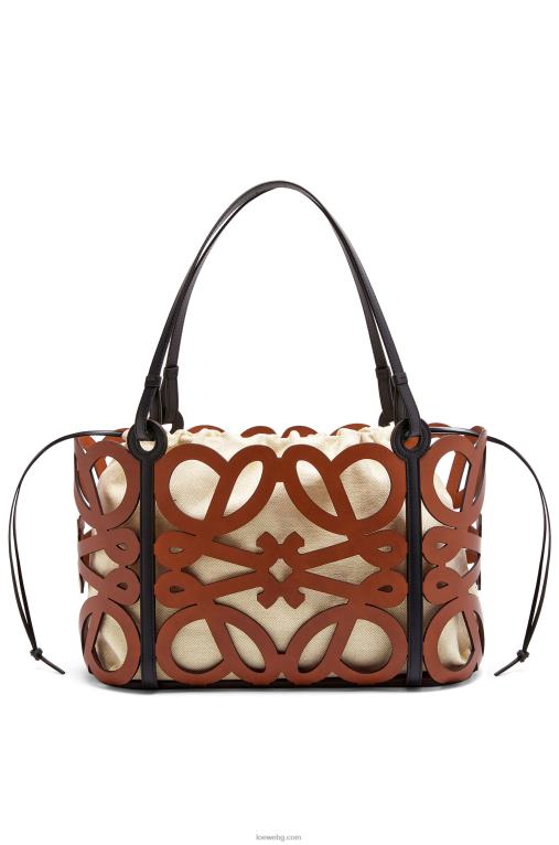 Loewe чанта с анаграми от телешка кожа F84B8127 Жени тен
