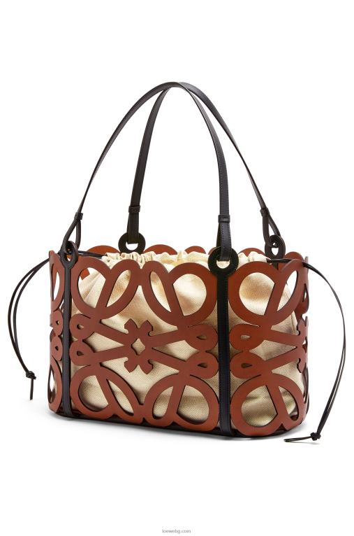 Loewe чанта с анаграми от телешка кожа F84B8127 Жени тен