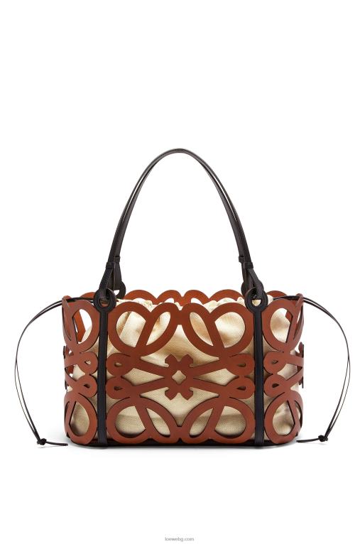 Loewe чанта с анаграми от телешка кожа F84B8127 Жени тен