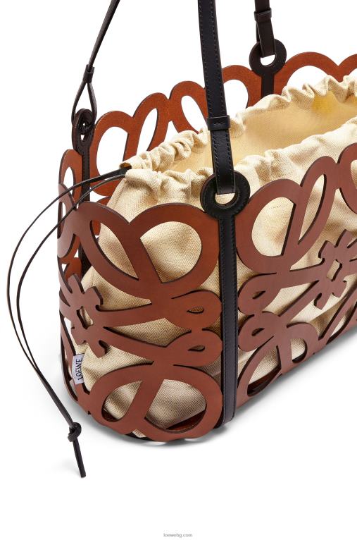 Loewe чанта с анаграми от телешка кожа F84B8127 Жени тен