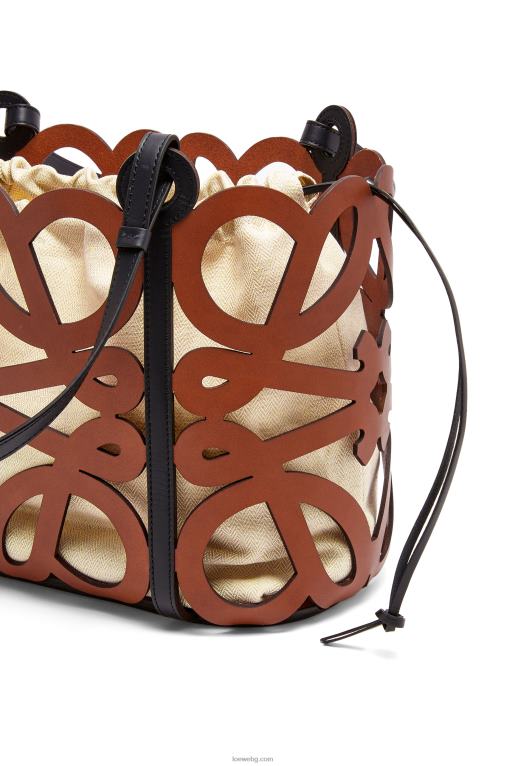 Loewe чанта с анаграми от телешка кожа F84B8127 Жени тен
