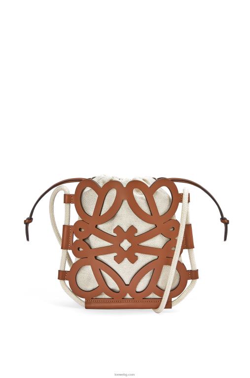 Loewe кръстосано тяло с изрязани анаграми от класическа телешка кожа и платно F84B8327 Жени тен/екрю