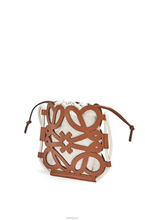 Loewe кръстосано тяло с изрязани анаграми от класическа телешка кожа и платно F84B8327 Жени тен/екрю