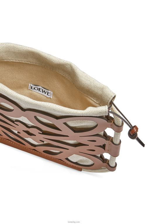 Loewe кръстосано тяло с изрязани анаграми от класическа телешка кожа и платно F84B8327 Жени тен/екрю