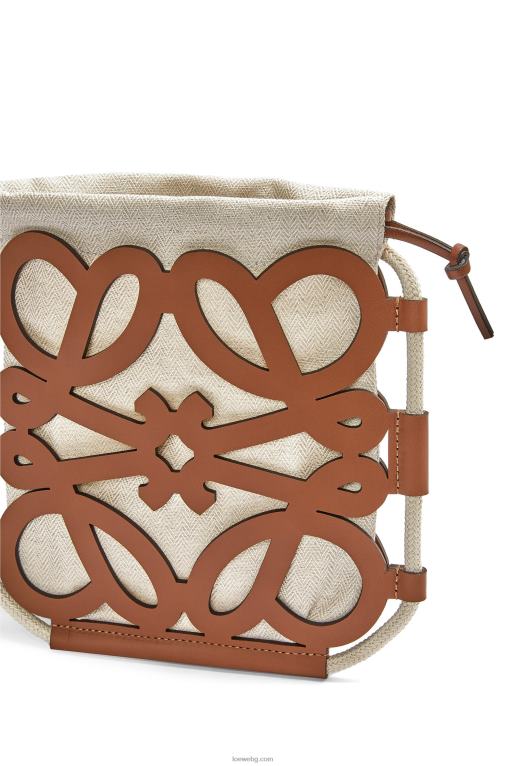 Loewe кръстосано тяло с изрязани анаграми от класическа телешка кожа и платно F84B8327 Жени тен/екрю