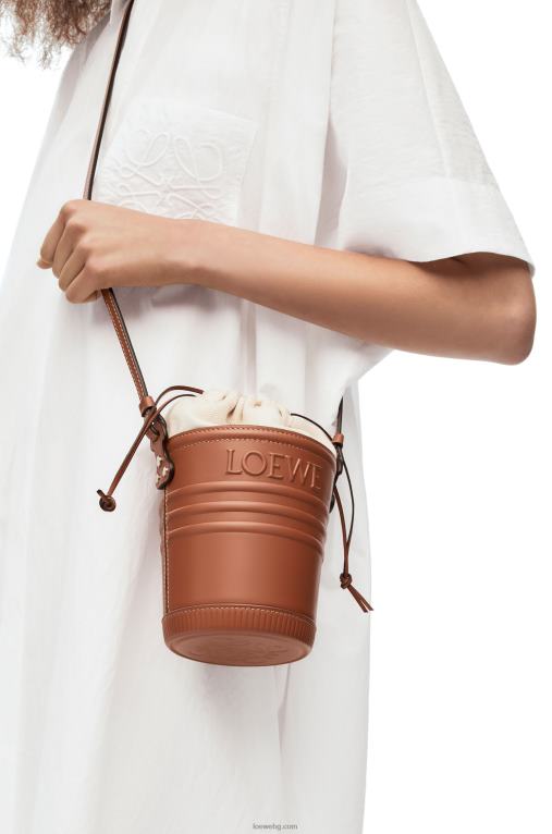 Loewe джоб от телешка кожа F84B8227 Жени тен
