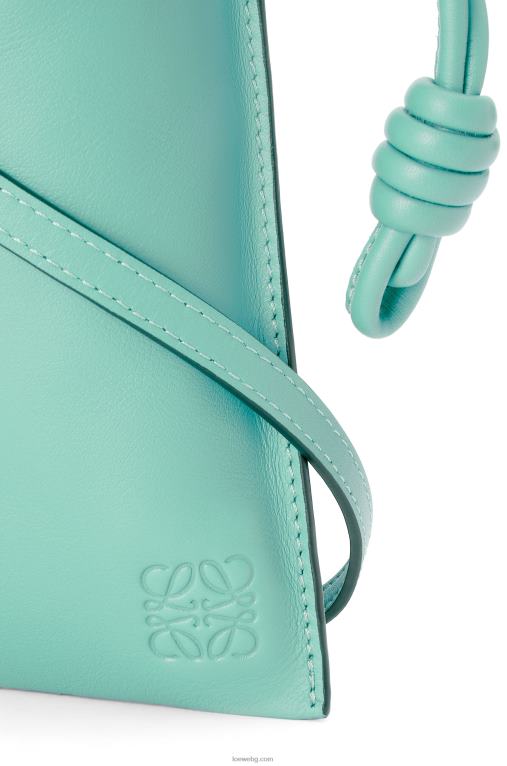 Loewe фламенко джоб от телешка кожа напа F84B8296 Жени пресен джоджен