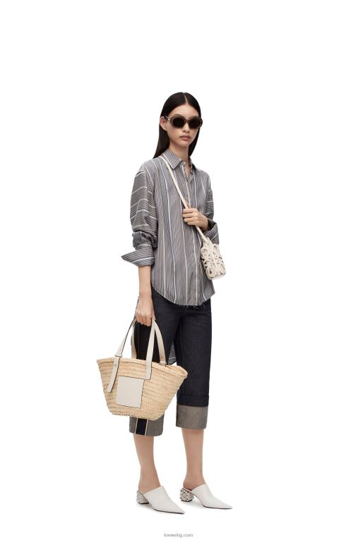 Loewe анаграмен изрязан джоб от класическа телешка кожа и платно F84B8558 Жени бяло/екрю