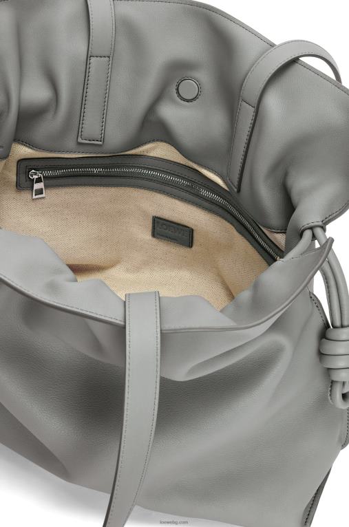 Loewe голям фламенко клъч от телешка кожа напа F84B8189 Жени перлено сиво