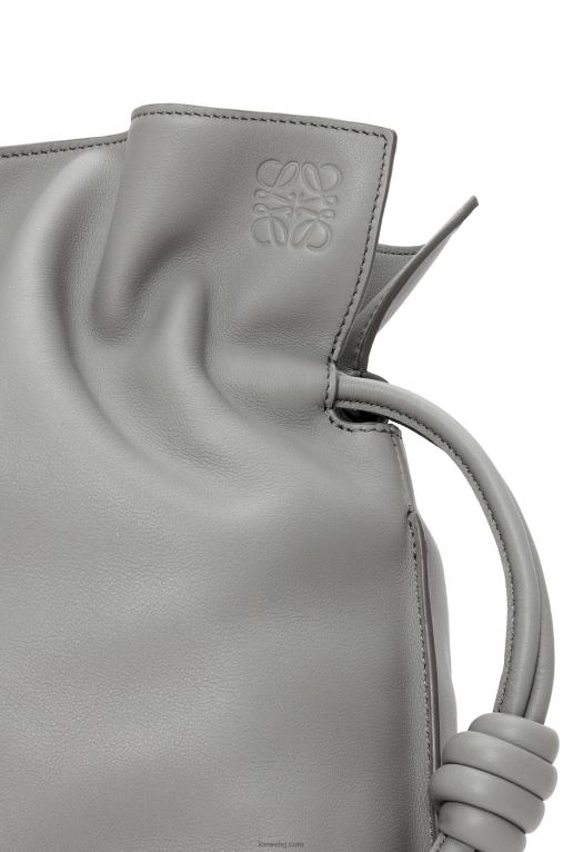 Loewe голям фламенко клъч от телешка кожа напа F84B8189 Жени перлено сиво