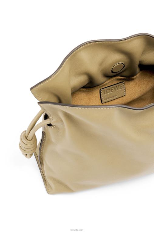 Loewe мини фламенко клъч от телешка кожа напа F84B8217 Жени глина зелена