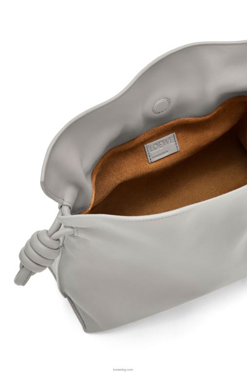 Loewe фламенко клъч от телешка кожа напа F84B8358 Жени перлено сиво