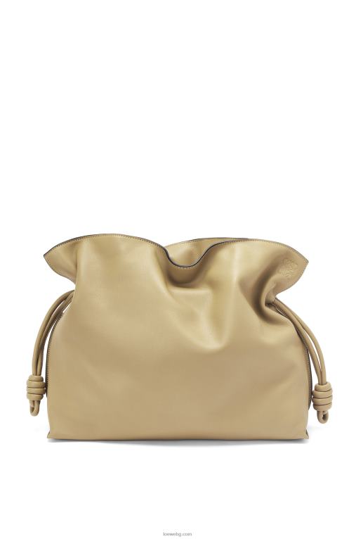 Loewe голям фламенко клъч от телешка кожа напа F84B8423 Жени глина зелена