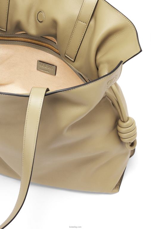 Loewe голям фламенко клъч от телешка кожа напа F84B8423 Жени глина зелена