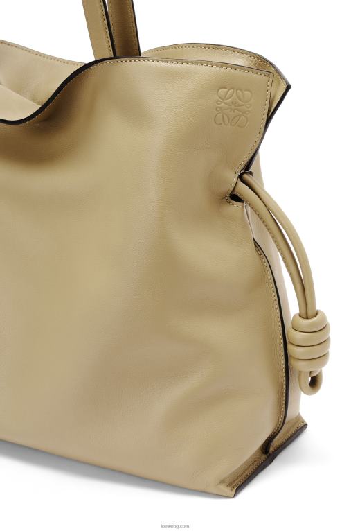 Loewe голям фламенко клъч от телешка кожа напа F84B8423 Жени глина зелена