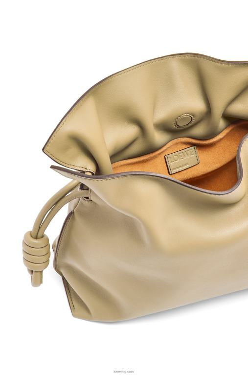 Loewe фламенко клъч от телешка кожа напа F84B8424 Жени глина зелена