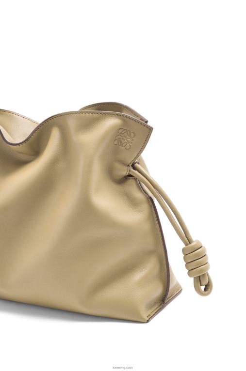 Loewe фламенко клъч от телешка кожа напа F84B8424 Жени глина зелена