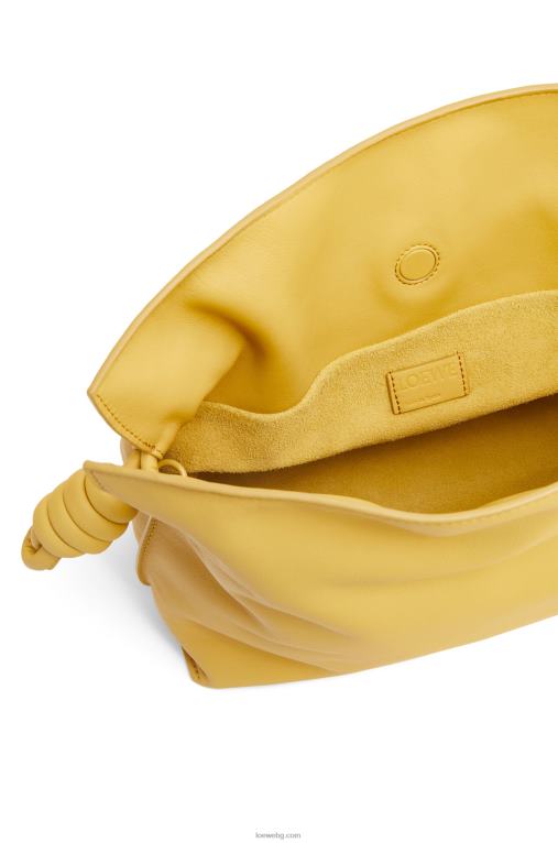 Loewe фламенко клъч от телешка кожа напа F84B8448 Жени бледожълта глазура