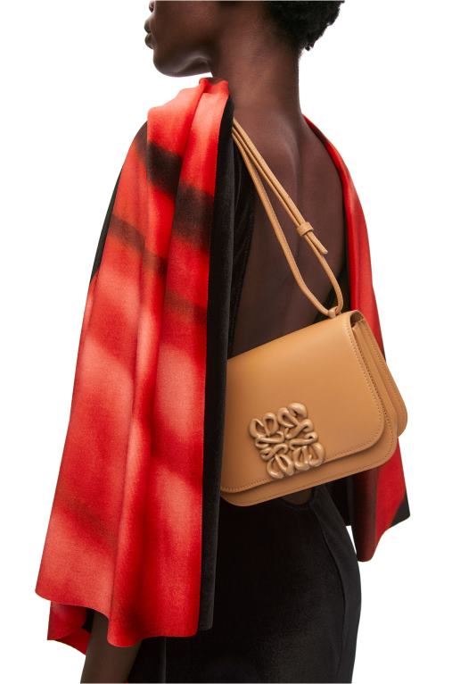 Loewe малка чанта goya от копринена телешка кожа F84B8455 Жени топла пустиня