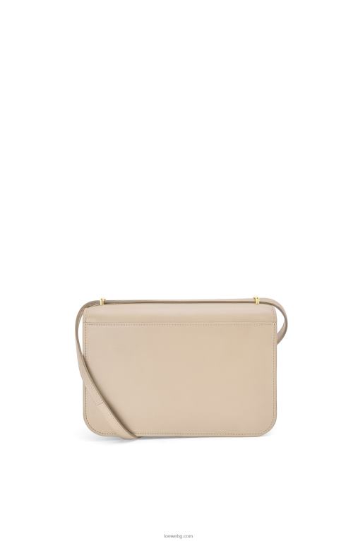 Loewe чанта goya от копринена телешка кожа F84B8546 Жени светъл призрак