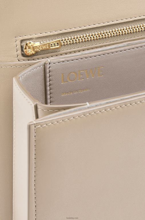 Loewe чанта goya от копринена телешка кожа F84B8546 Жени светъл призрак