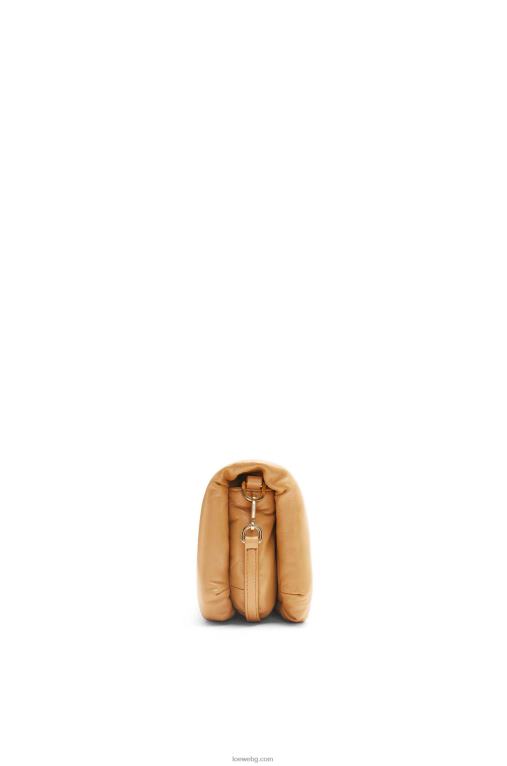 Loewe мини чанта goya puffer от лъскава агнешка кожа от напа F84B8245 Жени камила