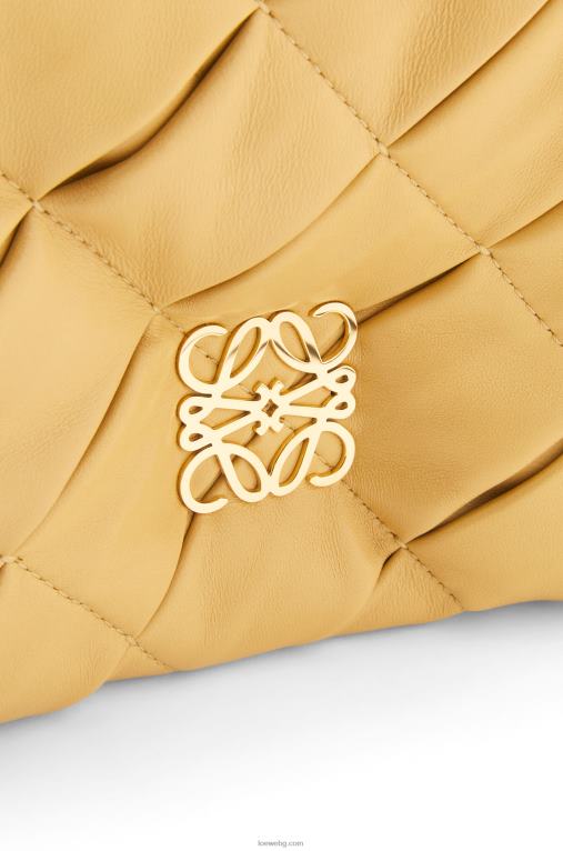 Loewe puffer goya от плисирана лъскава агнешка кожа от напа F84B8381 Жени тъмно масло