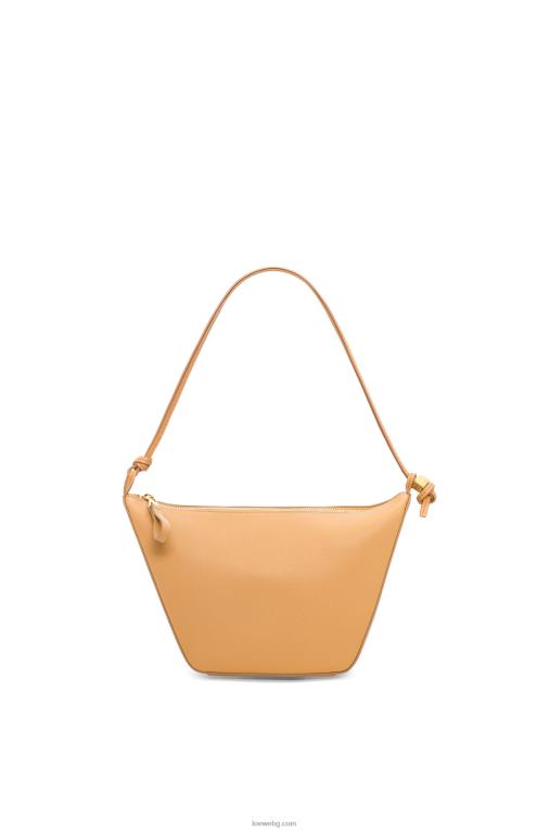 Loewe мини чанта за хамак от класическа телешка кожа F84B8323 Жени топла пустиня