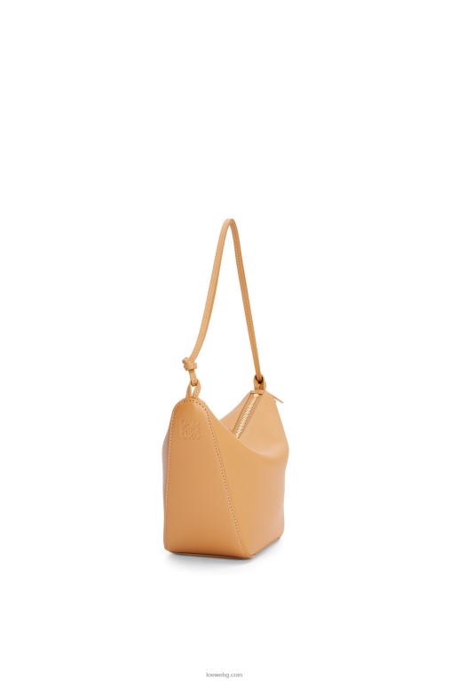 Loewe мини чанта за хамак от класическа телешка кожа F84B8323 Жени топла пустиня