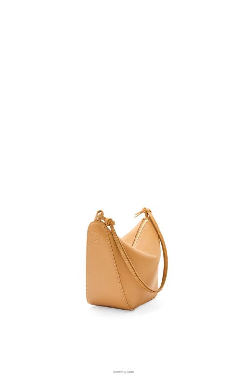 Loewe мини чанта за хамак от класическа телешка кожа F84B8323 Жени топла пустиня