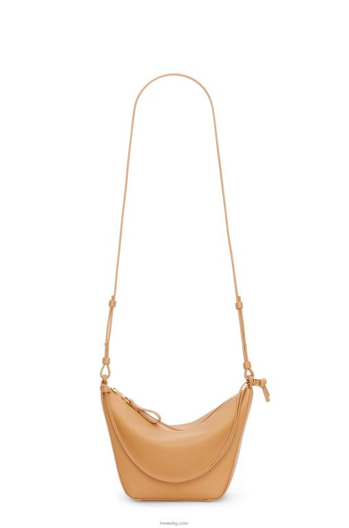 Loewe мини чанта за хамак от класическа телешка кожа F84B8323 Жени топла пустиня