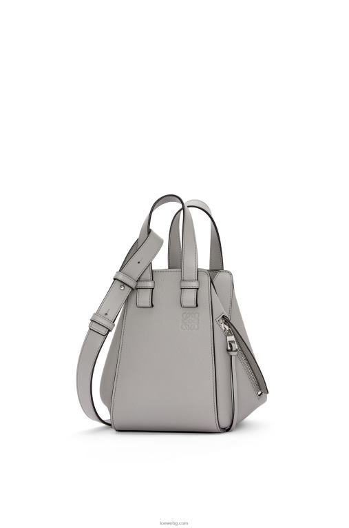 Loewe компактна чанта за хамак от мека зърнеста телешка кожа F84B8342 Жени перлено сиво