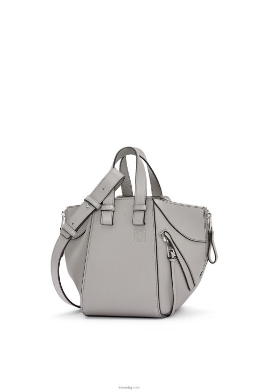 Loewe компактна чанта за хамак от мека зърнеста телешка кожа F84B8342 Жени перлено сиво