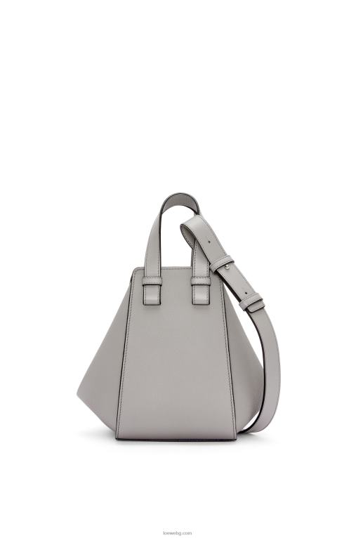 Loewe компактна чанта за хамак от мека зърнеста телешка кожа F84B8342 Жени перлено сиво