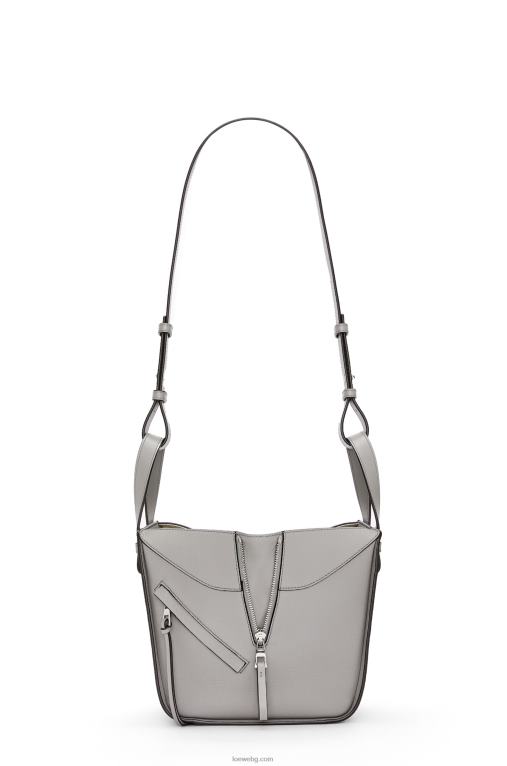 Loewe компактна чанта за хамак от мека зърнеста телешка кожа F84B8342 Жени перлено сиво