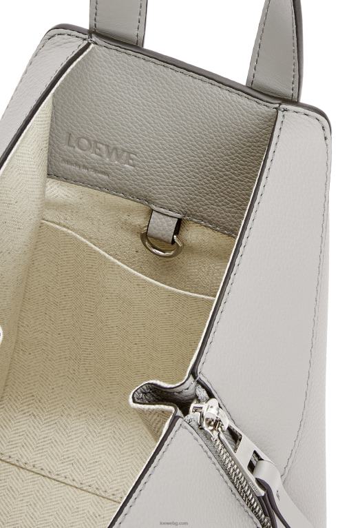 Loewe компактна чанта за хамак от мека зърнеста телешка кожа F84B8342 Жени перлено сиво