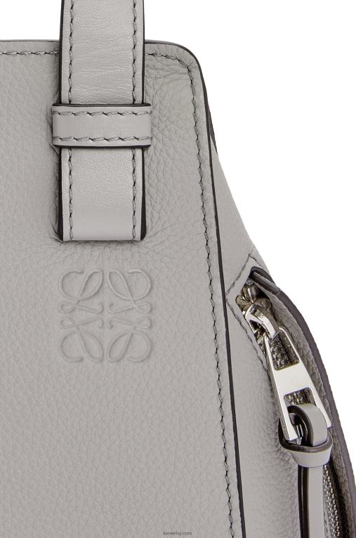 Loewe компактна чанта за хамак от мека зърнеста телешка кожа F84B8342 Жени перлено сиво