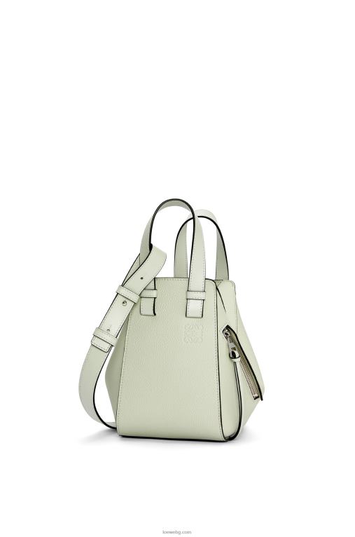 Loewe компактна чанта за хамак от мека зърнеста телешка кожа F84B8343 Жени светъл селадон