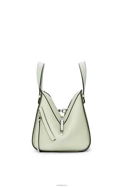 Loewe компактна чанта за хамак от мека зърнеста телешка кожа F84B8343 Жени светъл селадон
