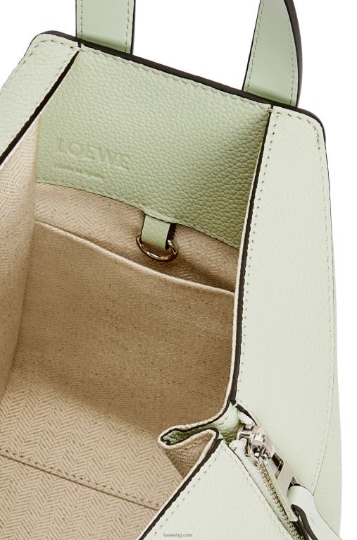 Loewe компактна чанта за хамак от мека зърнеста телешка кожа F84B8343 Жени светъл селадон