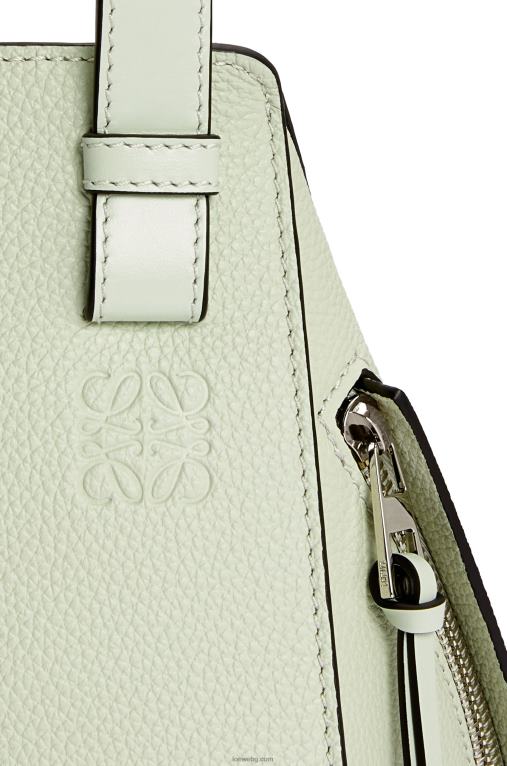 Loewe компактна чанта за хамак от мека зърнеста телешка кожа F84B8343 Жени светъл селадон