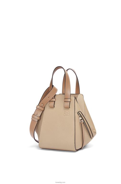 Loewe компактна чанта за хамак от мека зърнеста телешка кожа F84B8344 Жени пясък