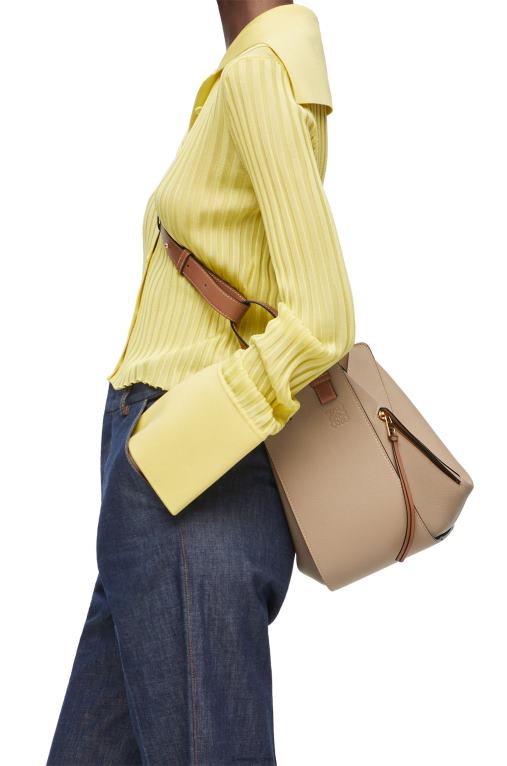 Loewe компактна чанта за хамак от мека зърнеста телешка кожа F84B8344 Жени пясък