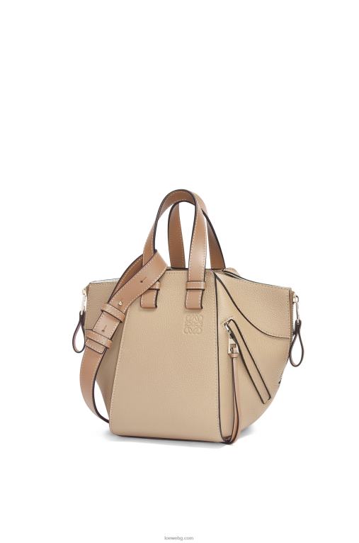 Loewe компактна чанта за хамак от мека зърнеста телешка кожа F84B8344 Жени пясък