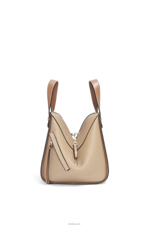 Loewe компактна чанта за хамак от мека зърнеста телешка кожа F84B8344 Жени пясък