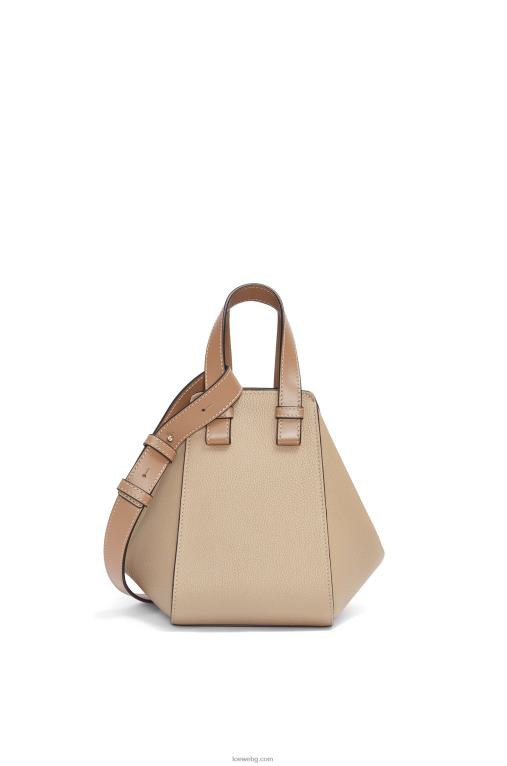 Loewe компактна чанта за хамак от мека зърнеста телешка кожа F84B8344 Жени пясък