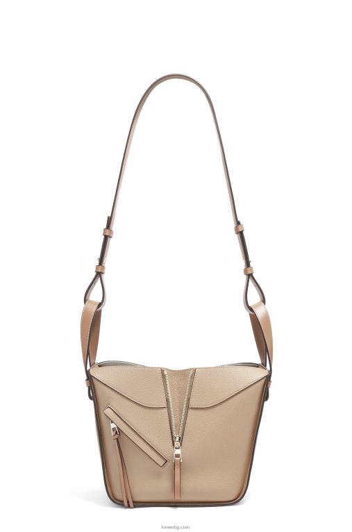Loewe компактна чанта за хамак от мека зърнеста телешка кожа F84B8344 Жени пясък