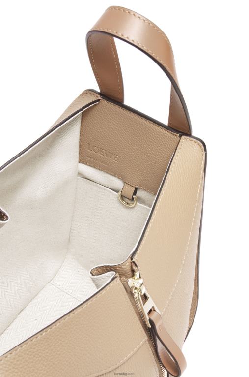 Loewe компактна чанта за хамак от мека зърнеста телешка кожа F84B8344 Жени пясък